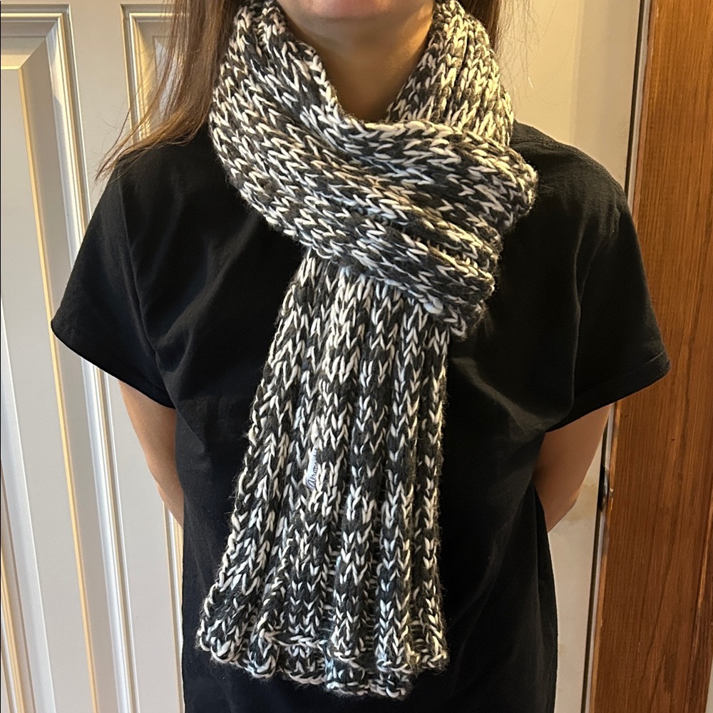 Aeropostale Black & White Knit Scarf